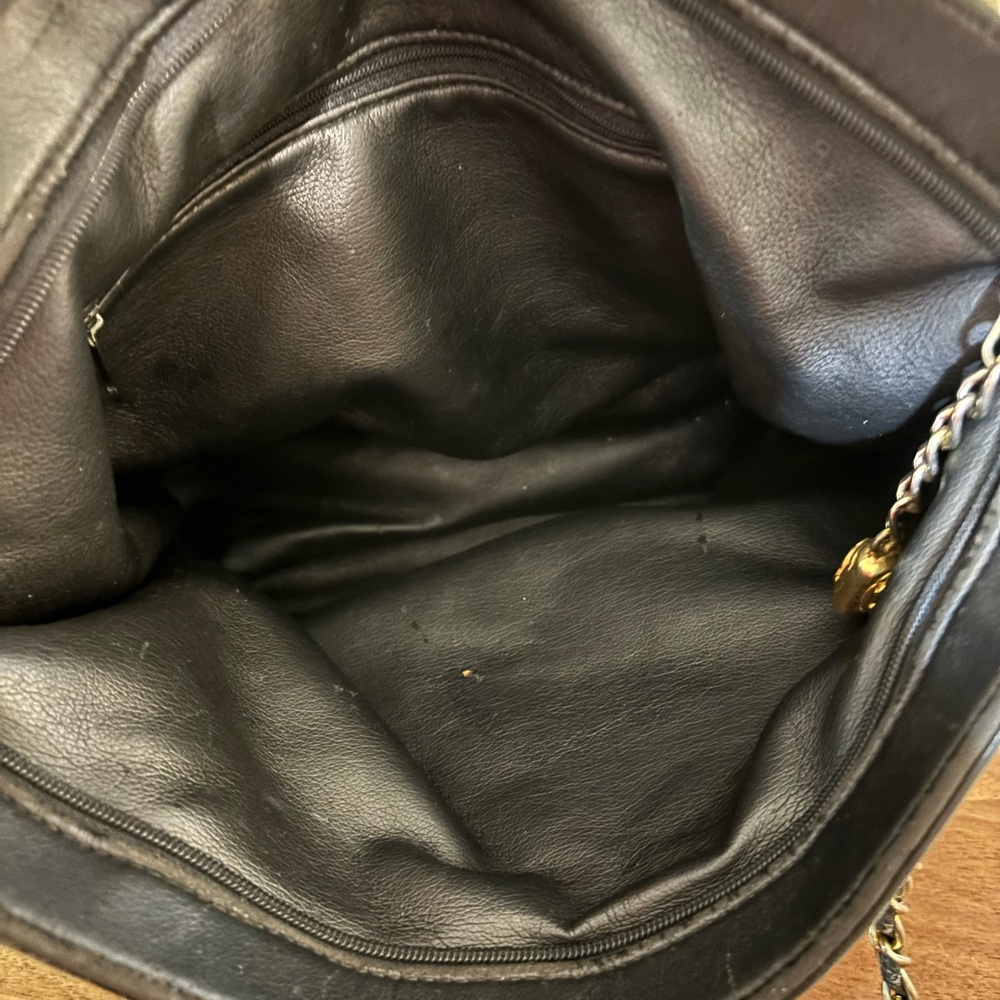 CHANEL Black Leather Shoulder Bag - Picture 11 of 11